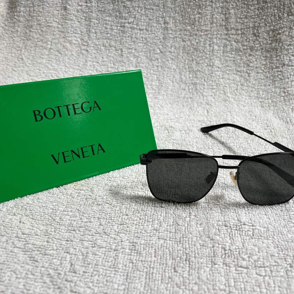 Black metal frame Bottega Veneta 2023 sunglasses